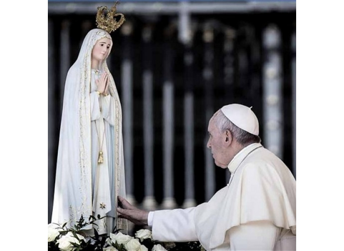 Papa Francesco davanti alla statua della Madonna di Fatima